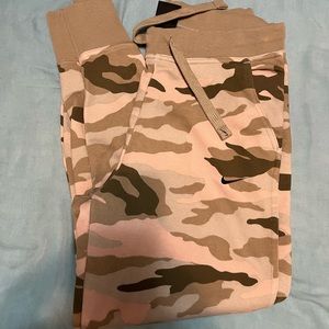 Nike camo joggers size xs
